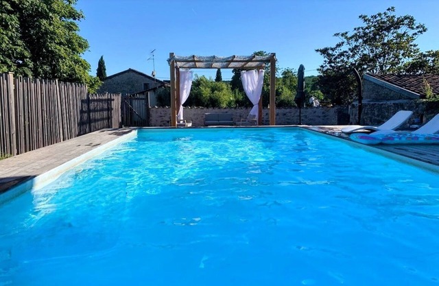 La Maison des Vendangeurs, authentic stone gîte with pool