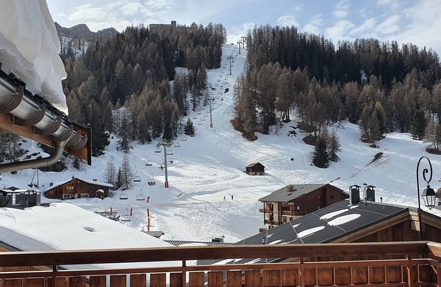 La Plagne 1800 Chalet sleeps 10 close to slopes and lifts.
