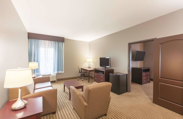 La Quinta Inn & Suites by Wyndham Houston Bush Intl Airpt E