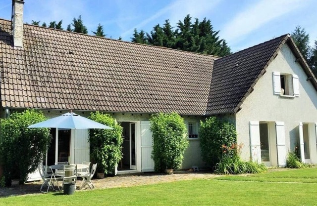 La Roseraie : Maison de Campagne au Calme au Coeur d 'un Petit Village Bourguignon