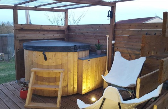 LA ROULOTTE DES AMISH & Bain Nordique à Remous Jacuzzi