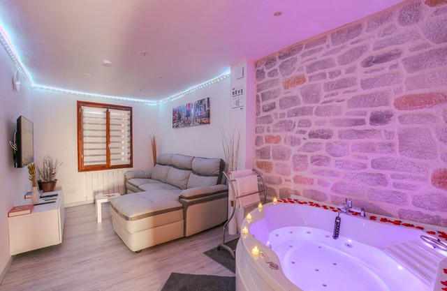 La Suite Neuvilloise - 15 Minutes de Lyon - Jacuzzi/wifi - Entièrement Rénovée