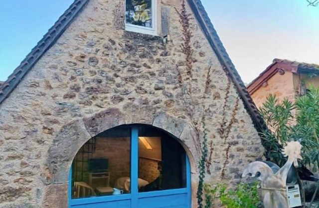 La Terrasse Bleue on the banks of the Célé on the GR65 trail