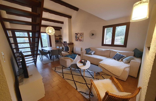 La Villa Léonie Entre Pinède et Garrigue au Bord du Lac. 200m Accès Direct lac