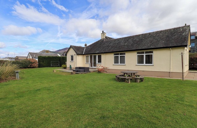 LAAL FIELD HOUSE, pet friendly, with a garden in Keswick
