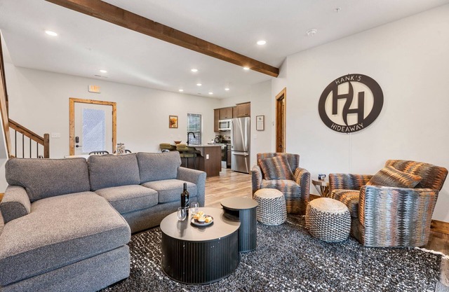Labor Day Open, Retreat w Arcade-Pvt Hot Tub-Free Tickets-Community Indoor Pool-Near Thunder Ridge