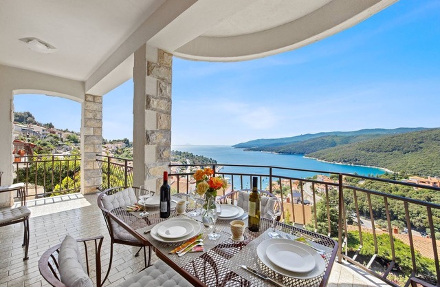Lady M Gold - Balcony and Sea View