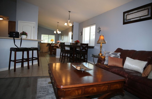 Lady T’s Serenity Getaway near TUS airport. Spacious 4Be home in charming Tucson