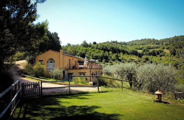 Lago, gorgeous apartment in a farmhouse 10 minutes driving from Perugia centre