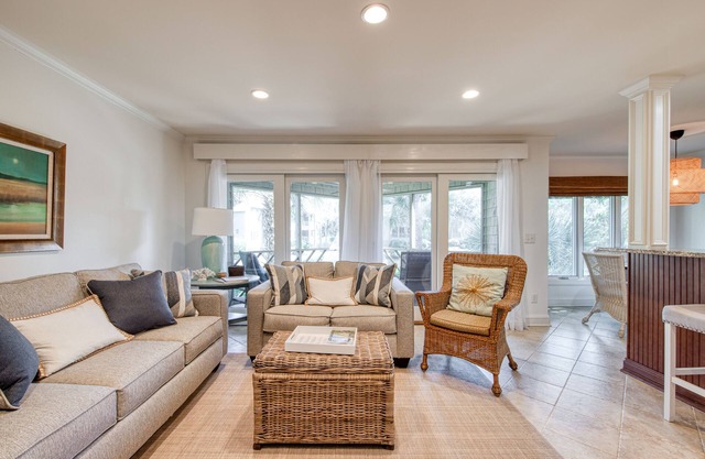Lagoon-Front Villa w/Screened Porch, WiFi & AC - Steps to Beach, Tennis & Golf