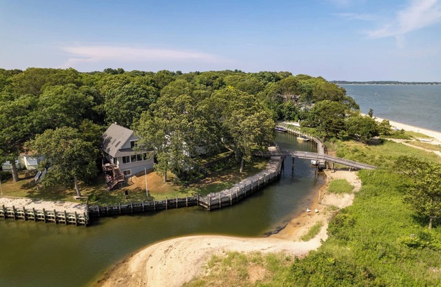 Lagoon Lodge North Fork, Charming 3Br, Waterfront