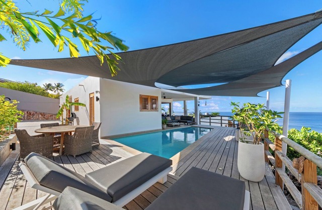 Lahara Penthouse, Cas Abou