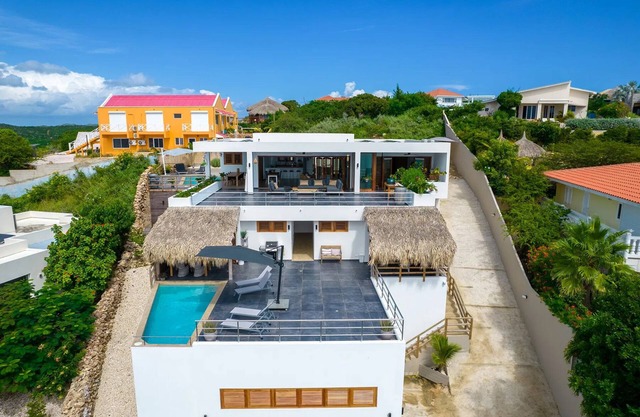 Lahara Villa, Cas Abou