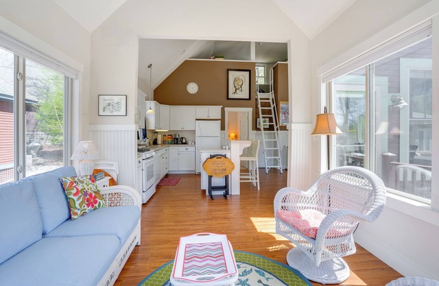 Lake Access & Pools: Sun-Soaked Westford Cottage!