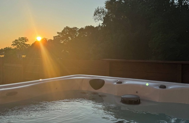 Lake Access, Views and Hot Tub