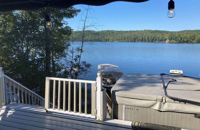 Lake Bomoseen cozy 4 season Lakefront Home