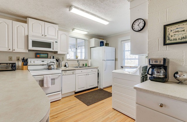Lake Chatuge Cottage w/Treetop Mountain Views!