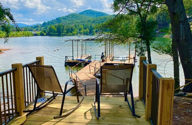 🍂 Lake Chatuge Waterfront Farmhouse – Hiawassee, GA Leaf Season Retreat