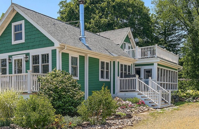 Lake Delavan Hideaway - Carl’s Cottage - Water View Bliss, Dock & Cozy Fireplace