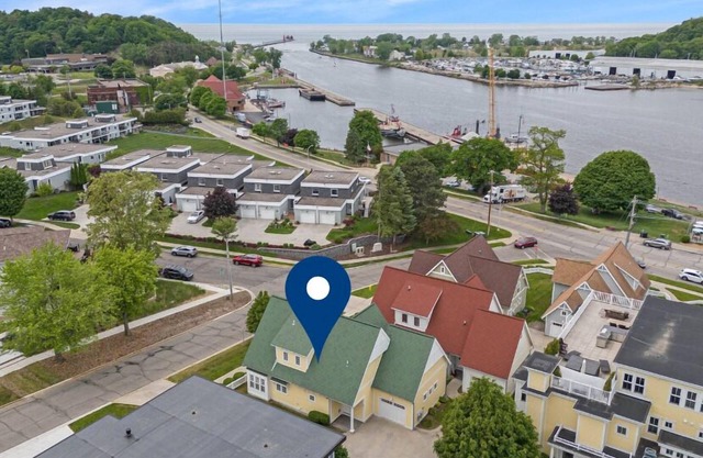 ☀️🌊 Lake Effect: 3BR Home Steps to Everything