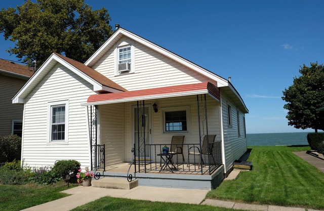 Lake Erie Lakefront Cottage