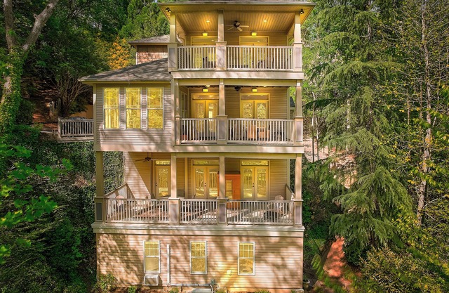 Lake Escape - 3,600 sq ft Waterfront Lake Lure, Behind Gate of Rumbling Bald