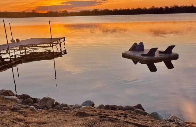Lake Escape with paddle boards, fire pit & game room