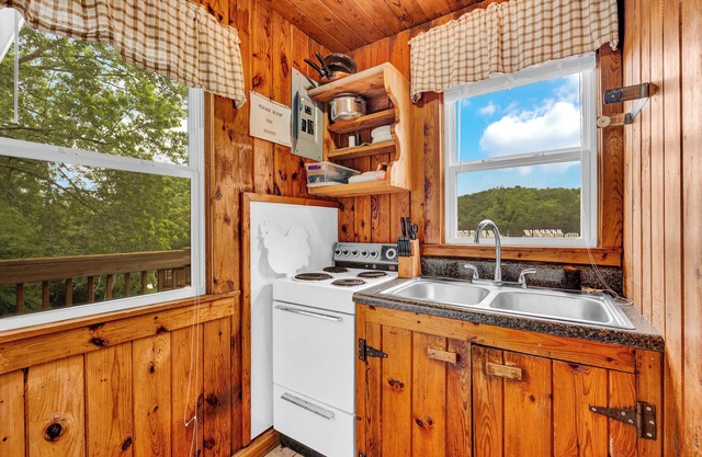 Lake Front 2 Bedroom Cabin,6, With a Pool and Bar & Grill