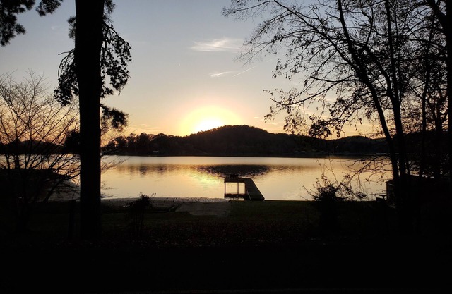 LAKE FRONT 3BR/3BA HOUSE with PRIVATE DOCK!