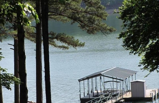 Lake Front Hartwell House 4.5 Miles to Clemson. 5 Bedrooms 3 Full Baths.14 Beds