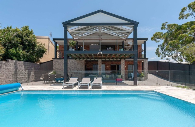 Lake Front Home - 4 Bedrooms - Pool & Jetty
