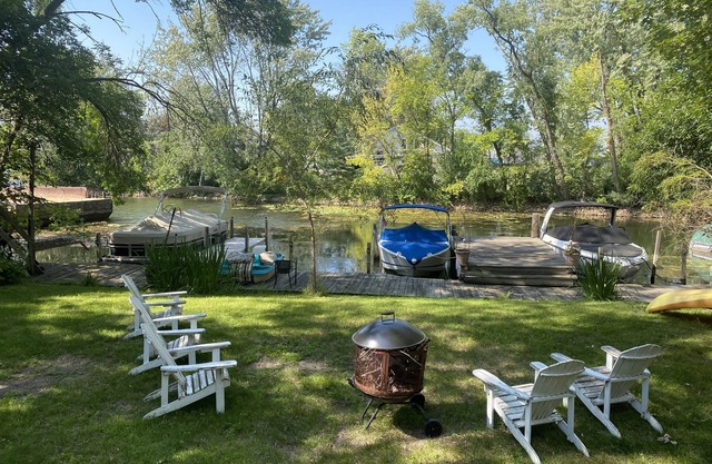 Lake front Home in the heart of Excelsior! Pets ok. Short 10 min walk into town