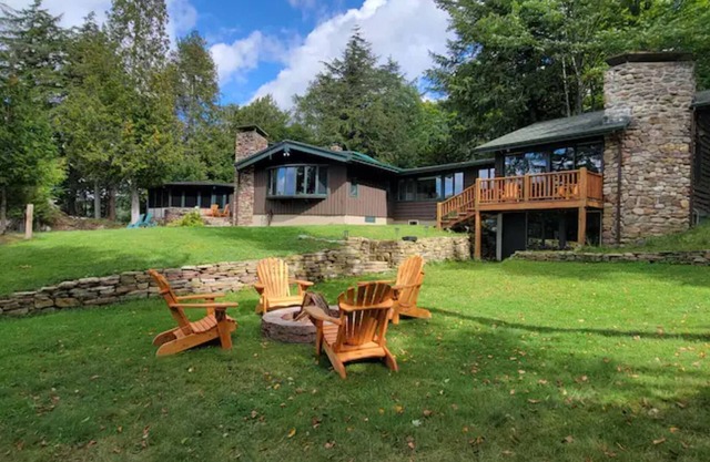 Lake front, Lake view, Woods, Dock, Privacy, Pet-Friendly, Sleeps 8