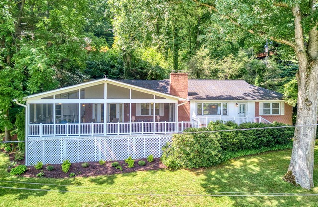 Lake Gem W/Water Views, Free WiFi, Full Kitchen, Screened-In Deck & More