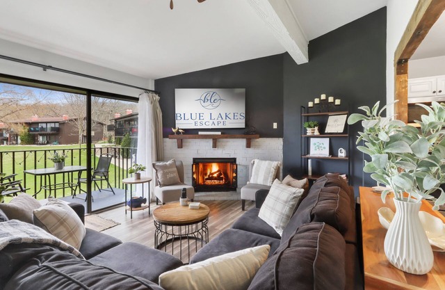 Lake Geneva Getaway! King Bed! Fireplace!