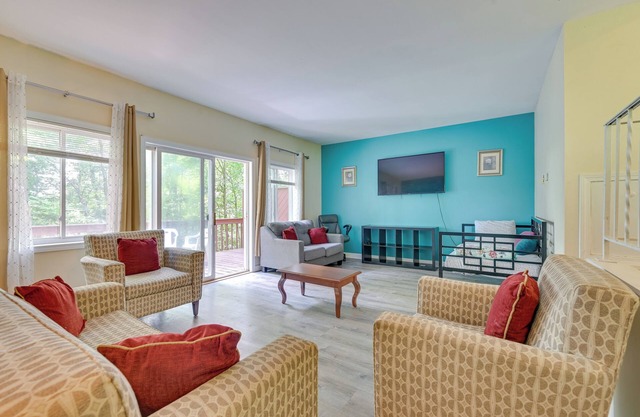 Lake George Townhome w/Deck: 2 Mi to The Outlets!