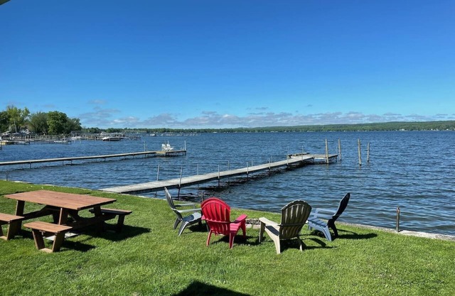 LAKE Getaway w GREAT VIEWS + dock+ fire pit + BBQ