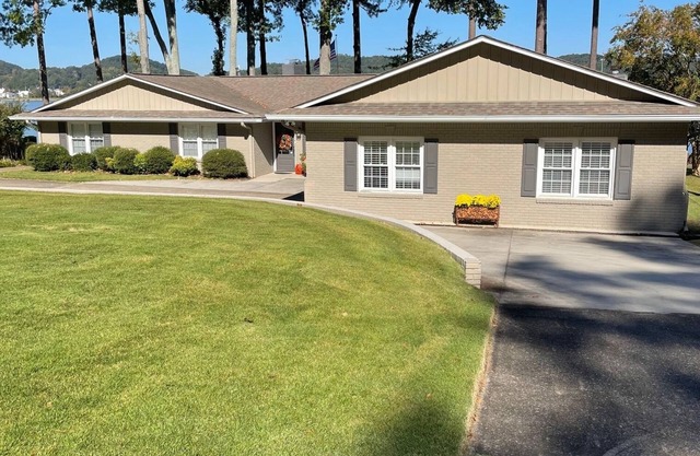 Lake Guntersville: 4br 4ba house w boat parking, nice patio, near Rocket City!