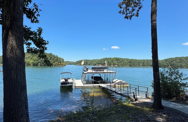 Lake Hartwell, Deep Water, 20min from Clemson, Two Story Dock, Fire Pit