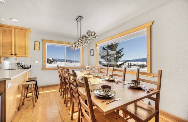 Lake Haven Cabin+4 bedrooms+AC+Hottub+WIFI+20 Mins to Yellowstone National Park