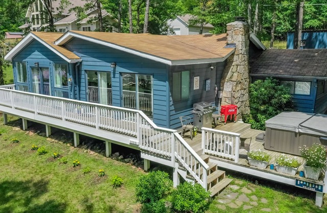 Lake Haven: Charming Split Lakefront Cottage with Hot Tub