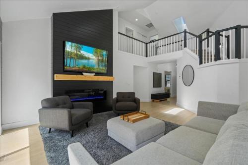 Lake, Hot Tub, Golf Retreat