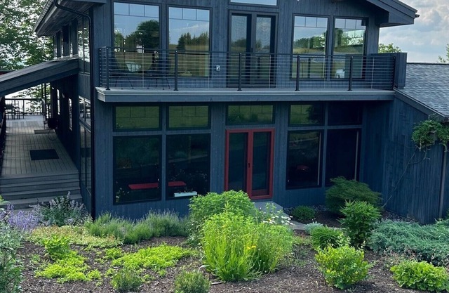 Lake house on Cayuga Lake 5 minutes from Aurora: dock, lake access, kayaks!