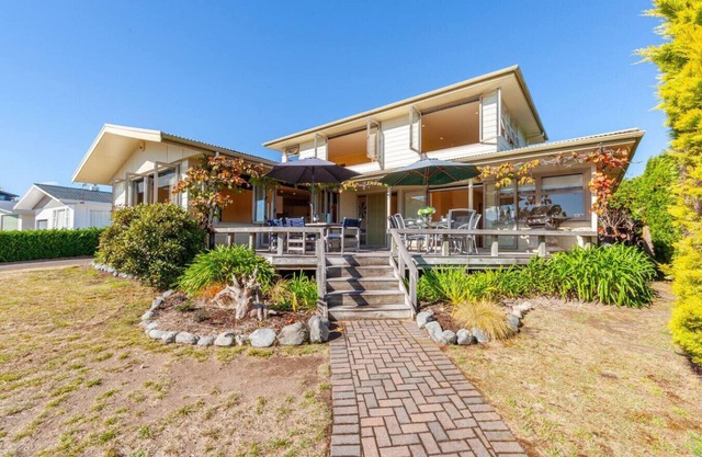 Lake House - On Pokaka