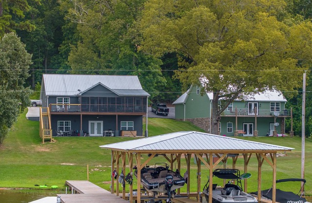 LAKE HOUSE w/ Hot Tub - Bring your Boat, Jet Ski, Kayak, SUP and Fishing Pole.