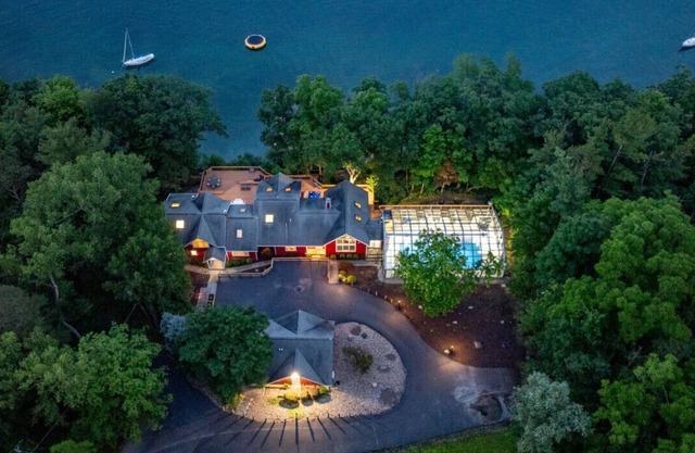 Lake house w/indr pool and jacuzzi