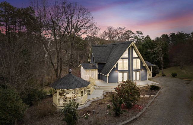 Lake Jocassee retreat on two acres! New hot tub, Devil’s Fork State Park