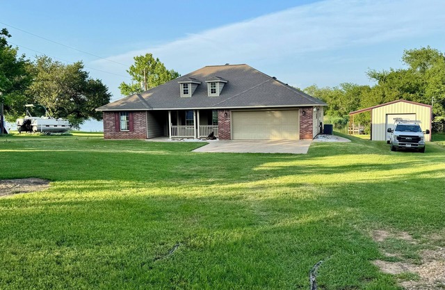 Lake Limestone Hideaway, Charming 3-bedroom house Pool, Hot Tub, WiFi in Jewett