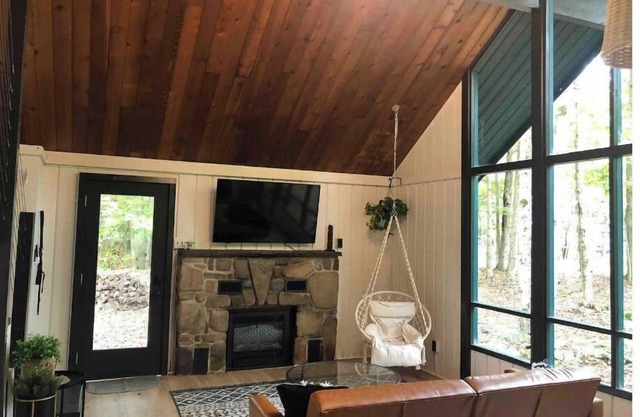 Lake Naomi Cottage - Poconos Area - Pet Friendly