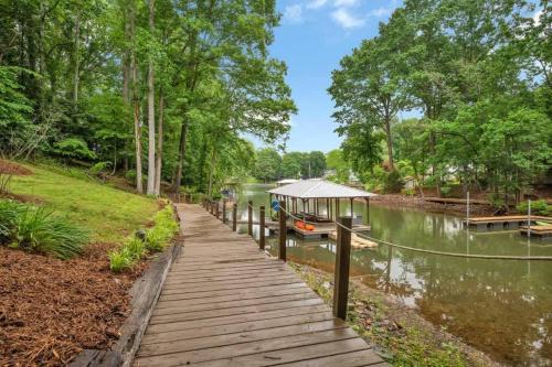 Lake Norman Villa Sleeps 15 Hot Tub Game Room